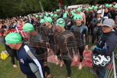 Triathlon Ingolstadt 2014 - Baggersee - Olympische Distanz, vor dem Start dürfen die Athleten ins Startfeld