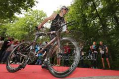 Triathlon Ingolstadt 2014 - Baggersee - Von der Wechselzone zur Radstrecke, erst ab der Linie darf aufs Fahrrad gesetzt werden