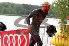 Triathlon Ingolstadt 2014 - Baggersee - Faris Al Sultan kommt als Erster aus dem Wasser und läuft in die Wechselzone