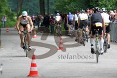 Triathlon Ingolstadt 2014 - Baggersee - Faris Al Sultan fährt wieder in die Wechselzone, während die anderen erst auf die Strecke gehen