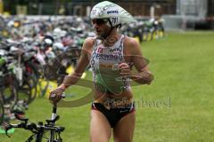 Triathlon Ingolstadt 2014 - Baggersee - Faris Al Sultan läuft als Erster zur Radstrecke mit Fahrrad