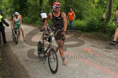 Triathlon Ingolstadt 2014 - Baggersee - Ralf Schmiedeke fährt  in die Wechselzone