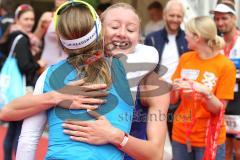 Triathlon Ingolstadt 2014 - Baggersee - Siegerin Damen Olympische Disziplin, Sonja Tajsich mit der Zweitplatzierten Ingolstädterin Maria Paulig