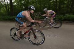 Triathlon Ingolstadt 2014 - Baggersee - Fahrradstrecke, Wechselzone, einer kommt der andere beginnt erst