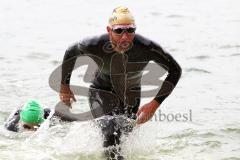 Triathlon Ingolstadt 2014 - Baggersee - Faris Al Sultan kommt als Erster aus dem Wasser und läuft in die Wechselzone