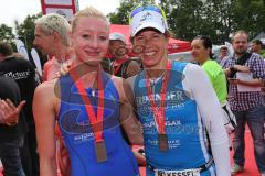 Triathlon Ingolstadt 2014 - Baggersee - Siegerin Damen Olympische Disziplin, Sonja Tajsich mit der Zweitplatzierten Ingolstädterin Maria Paulig