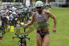 Triathlon Ingolstadt 2014 - Baggersee - Faris Al Sultan läuft als Erster zur Radstrecke mit Fahrrad