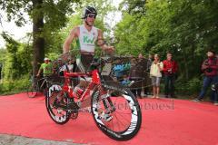 Triathlon Ingolstadt 2014 - Baggersee - Von der Wechselzone zur Radstrecke, erst ab der Linie darf aufs Fahrrad gesetzt werden