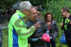 Triathlon Ingolstadt 2016 - Baggersee Ingolstadt - Organisator Gerhard Budy rechts im Interview, begleitet blinden Schwimmer im Wasser Jeffrey Norris