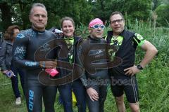 Triathlon Ingolstadt 2016 - Baggersee Ingolstadt - rechts Gerhard Budy begleitet den blinden Teilnehmer Jeffrey Norris beim Schwimmen, zweiter von links