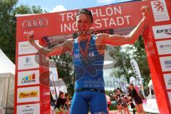 Triathlon Ingolstadt 2016 - Baggersee Ingolstadt - Zieleinlauf Emotion Cheerleader, Sieger Nicolas Daimer Olympische Distanz