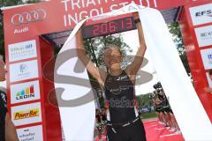 Triathlon Ingolstadt 2016 - Baggersee Ingolstadt - Zieleinlauf Emotion Cheerleader Stimmung, Olympische Distanz Siegerin Julia Viellehner