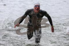 Triathlon Ingolstadt 2016 - Baggersee Ingolstadt - Olympische Distanz, Ingolstädter Ralf Schmiedeke kommt aus dem Wasser