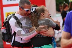 Triathlon Ingolstadt 2016 - Baggersee Ingolstadt - Zieleinlauf Emotion Cheerleader Stimmung, Olympische Distanz erschöpft, Staffel Famile