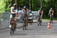 Triathlon Ingolstadt 2016 - Baggersee Ingolstadt  - Radfahrer auf der Strecke - Triathlon Pacecar - Startauto - Foto: Jürgen Meyer