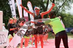 Triathlon Ingolstadt 2016 - Baggersee Ingolstadt - Zieleinlauf Emotion Cheerleader Stimmung, Olympische Distanz Ralf Schmiedeke (7. Platz)