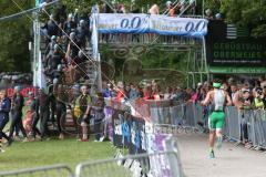 Triathlon Ingolstadt 2016 - Baggersee Ingolstadt  - Läufer bei der Startaufstellung zum Schwimmen -  Foto: Jürgen Meyer