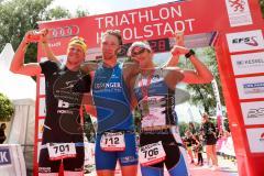 Triathlon Ingolstadt 2016 - Baggersee Ingolstadt - Zieleinlauf Emotion Cheerleader Stimmung, Siegerfoto von links Per Buttner, Nicolas Daimer und Markus Stöhr