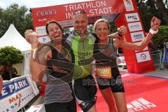 Triathlon Ingolstadt 2016 - Baggersee Ingolstadt - Zieleinlauf Emotion Cheerleader Stimmung, Olympische Distanz Freude, Ziel erreicht, Staffel Raum-Modul