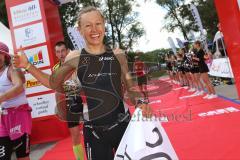 Triathlon Ingolstadt 2016 - Baggersee Ingolstadt - Zieleinlauf Emotion Cheerleader Stimmung, Olympische Distanz Siegerin Julia Viellehner