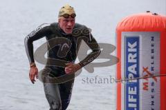 Triathlon Ingolstadt 2016 - Baggersee Ingolstadt - Olympische Distanz, Späterer Zweiter Per Bittner kommt als zweiter aus dem Wasser