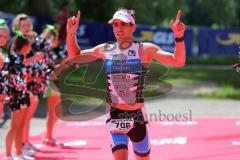 Triathlon Ingolstadt 2016 - Baggersee Ingolstadt - Zieleinlauf Emotion Cheerleader Stimmung Dritter Olympische Distanz Markus Stöhr