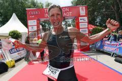 Triathlon Ingolstadt 2016 - Baggersee Ingolstadt - Zieleinlauf Emotion Cheerleader Stimmung, Olympische Distanz Ralf Schmiedeke (7. Platz)