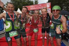 Triathlon Ingolstadt 2016 - Baggersee Ingolstadt - Zieleinlauf Emotion Cheerleader Stimmung, Olympische Distanz Freude, Ziel erreicht Staffel