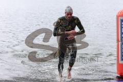Triathlon Ingolstadt 2016 - Baggersee Ingolstadt - Olympische Distanz, Späterer Sieger Nicolas Daimer kommt als erster aus dem Wasser