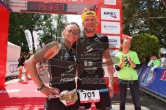 Triathlon Ingolstadt 2016 - Baggersee Ingolstadt - Zieleinlauf Emotion Cheerleader, Per Bittner  Olympische Distanz mit links Siegerin Mitteldistanz Van Vlerken Yvonne