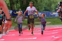 Triathlon Ingolstadt 2016 - Baggersee Ingolstadt - Zieleinlauf Emotion Cheerleader Stimmung, Olympische Distanz erschöpft, Staffel Famile