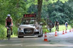 Triathlon Ingolstadt 2016 - Baggersee Ingolstadt - Olympische Distanz, Radfahren, Führungsfahrzeug Audi A1 kommt mit dem Ersten Per Bittner