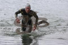 Triathlon Ingolstadt 2016 - Baggersee Ingolstadt - Olympische Distanz, Späterer Sieger Nicolas Daimer kommt als erster aus dem Wasser