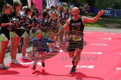 Triathlon Ingolstadt 2016 - Baggersee Ingolstadt - Zieleinlauf Emotion Cheerleader Stimmung, Olympische Distanz Freude, Manuel Sternisa mit Kind