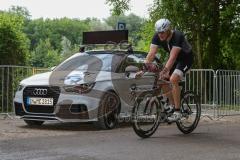 Triathlon Ingolstadt 2016 - Baggersee Ingolstadt  - Radfahrer auf der Strecke - Triathlon Pacecar - Startauto - Foto: Jürgen Meyer