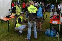 Triathlon Ingolstadt 2016 - Baggersee Ingolstadt  - Wechselzone - Wettkampfrichter beim überprüfen der Ausrüstung - Foto: Jürgen Meyer