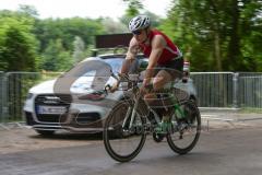 Triathlon Ingolstadt 2016 - Baggersee Ingolstadt  - Radfahrer auf der Strecke - Triathlon Pacecar - Startauto - Foto: Jürgen Meyer