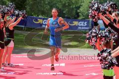 Triathlon Ingolstadt 2016 - Baggersee Ingolstadt - Zieleinlauf Emotion Cheerleader, Sieger Nicolas Daimer Olympische Distanz