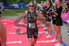 Triathlon Ingolstadt 2016 - Baggersee Ingolstadt - Zieleinlauf Emotion Cheerleader Stimmung, Olympische Distanz Kristin Möller 2. Platz Frauen