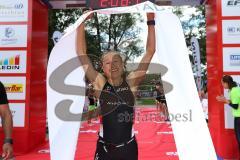 Triathlon Ingolstadt 2016 - Baggersee Ingolstadt - Zieleinlauf Emotion Cheerleader Stimmung, Olympische Distanz Siegerin Julia Viellehner