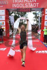 Triathlon Ingolstadt 2016 - Baggersee Ingolstadt - Zieleinlauf Emotion Cheerleader Stimmung, Olympische Distanz Siegerin Julia Viellehner