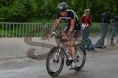 Triathlon Ingolstadt 2016 - Baggersee Ingolstadt  - Radfahrer auf der Strecke - Triathlon Pacecar - Startauto - Foto: Jürgen Meyer