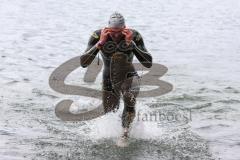 Triathlon Ingolstadt 2016 - Baggersee Ingolstadt - Olympische Distanz, Späterer Sieger Nicolas Daimer kommt als erster aus dem Wasser