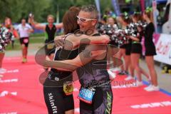 Triathlon Ingolstadt 2016 - Baggersee Ingolstadt - Zieleinlauf Emotion Cheerleader Stimmung, Olympische Distanz Freude, Ziel erreicht