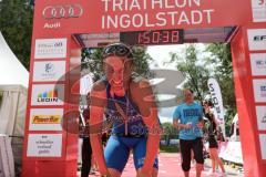 Triathlon Ingolstadt 2016 - Baggersee Ingolstadt - Zieleinlauf Emotion Cheerleader, Sieger Nicolas Daimer Olympische Distanz