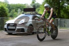 Triathlon Ingolstadt 2016 - Baggersee Ingolstadt  - Radfahrer auf der Strecke - Triathlon Pacecar - Startauto - Foto: Jürgen Meyer