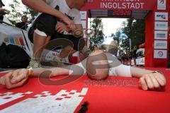 Triathlon Ingolstadt 2016 - Baggersee Ingolstadt - Zieleinlauf Emotion Cheerleader Stimmung, Olympische Distanz, erschöpft