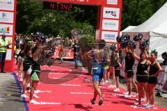 Triathlon Ingolstadt 2016 - Baggersee Ingolstadt  - Sieger Nicolas Daimer Olympische Distanz beim Zieleinlauf - Foto: Jürgen Meyer