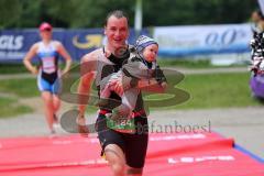 Triathlon Ingolstadt 2016 - Baggersee Ingolstadt - Zieleinlauf Emotion Cheerleader Stimmung, Olympische Distanz Freude, Ziel erreicht