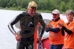 Triathlon Ingolstadt 2016 - Baggersee Ingolstadt - Olympische Distanz, Späterer Zweiter Per Bittner kommt als zweiter aus dem Wasser